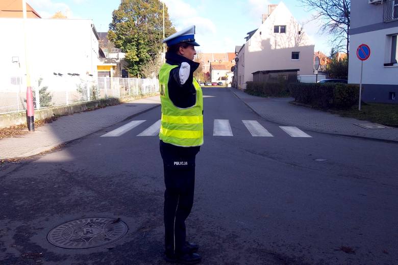 Akcja Znicz. Co oznaczają gesty policjanta kierującego ruchem? [ZDJĘCIA