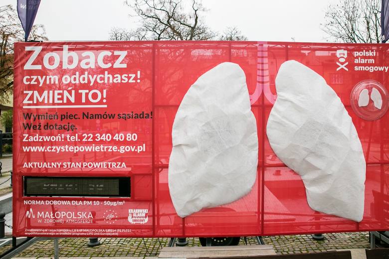 W Krzeszowicach stanęły sztuczne płuca. Mieszkańcy obserwują, czym