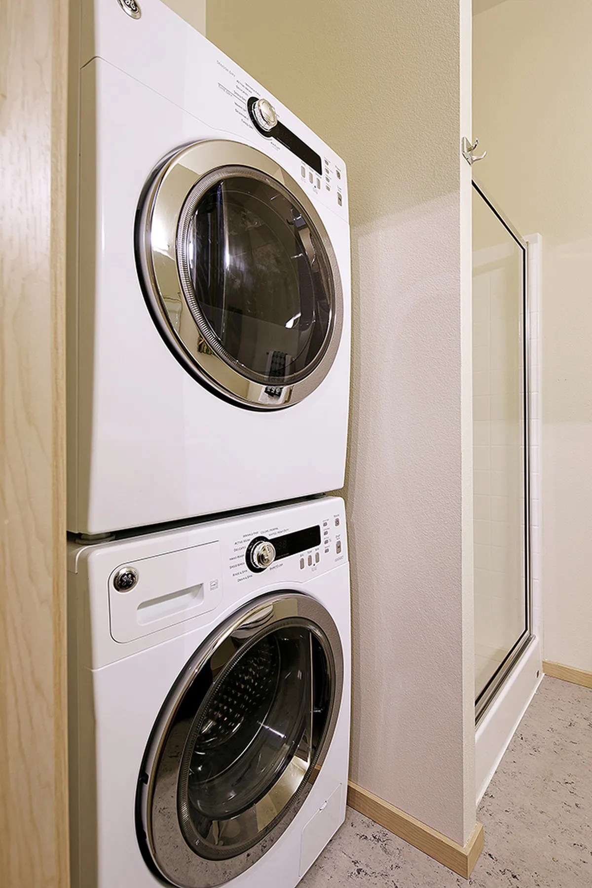 Unit 302 University District Room For Rent in Glendale Apartments , 520