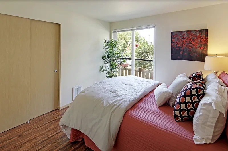 Glendale Apartments 5246 Brooklyn AVE NE, Seattle, WA 98105