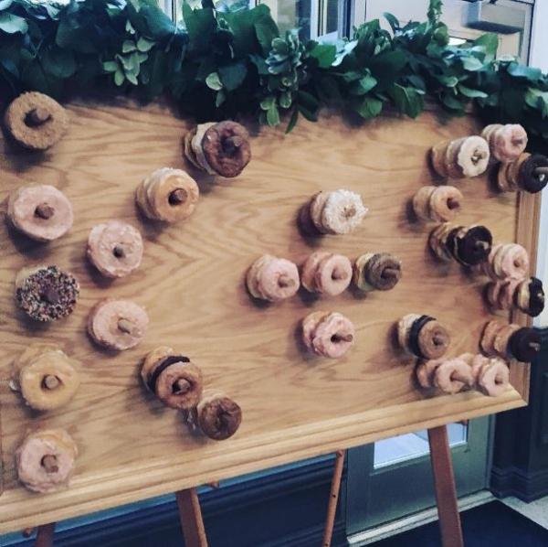 Dinding Donat untuk Dekorasi Pernikahan Womantalk