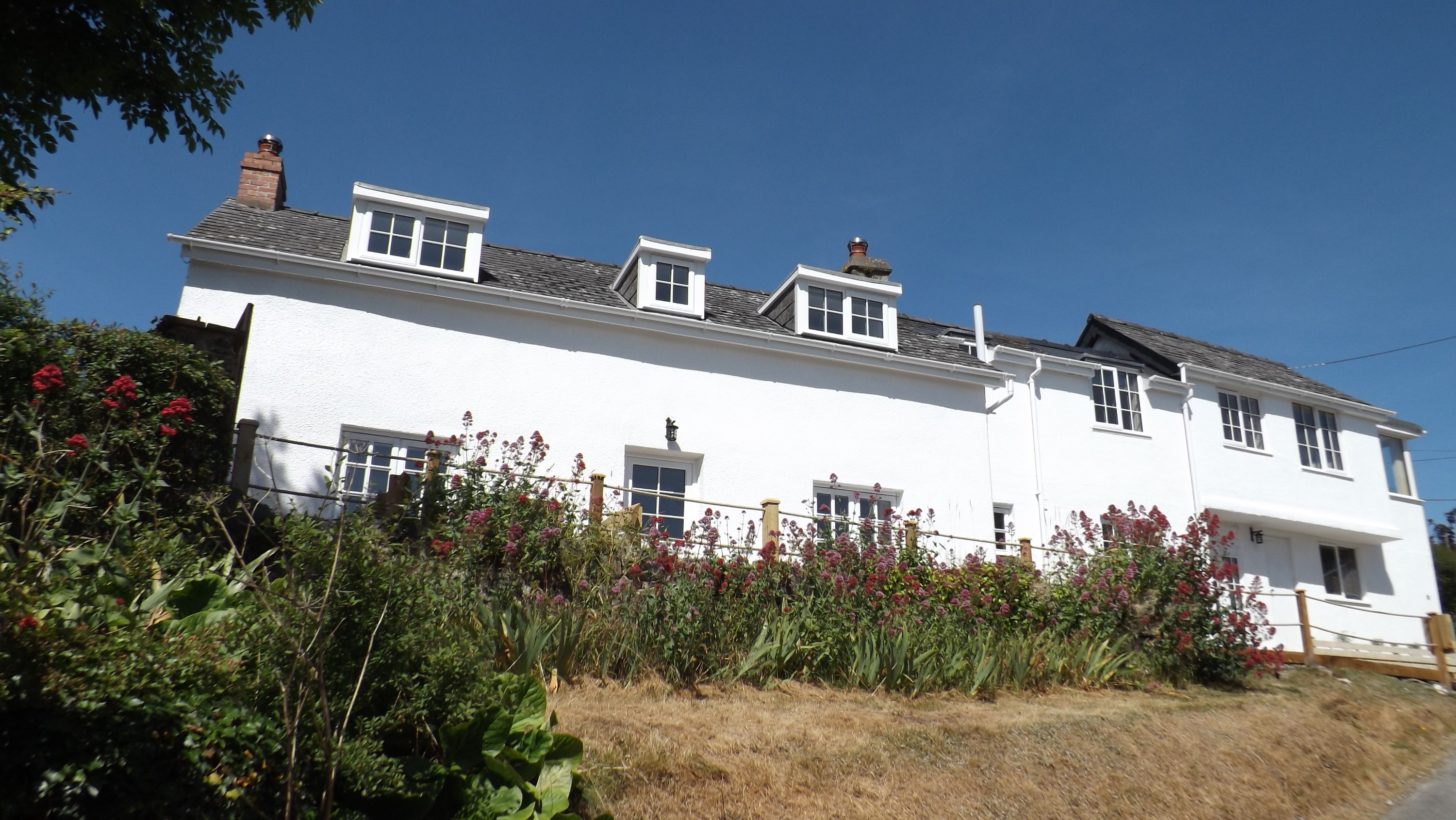 A newly renovated holiday cottage & apartment in the pretty coastal