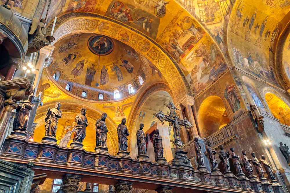 What is the dress code to visit a church in Italy