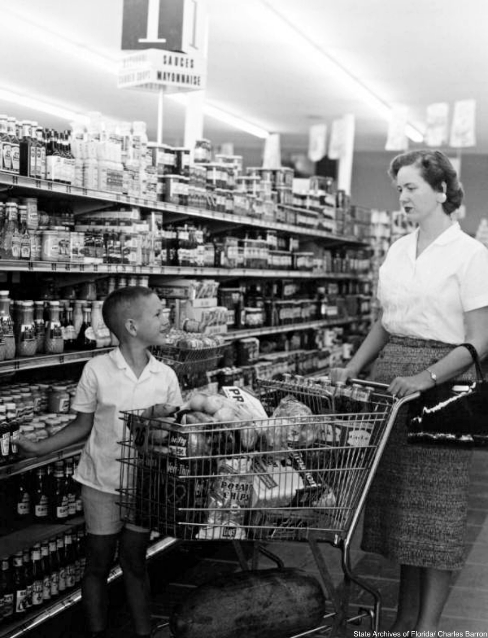 21 Strangely Enchanting Grocery Store Photos from the Old Days 12