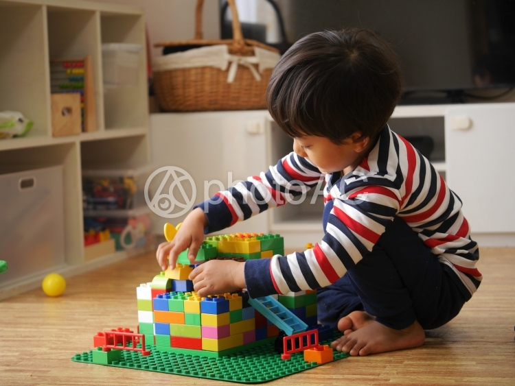 ブロックで遊ぶ子供（3歳児） No 2407446｜写真素材なら「写真AC」無料（フリー）ダウンロードOK