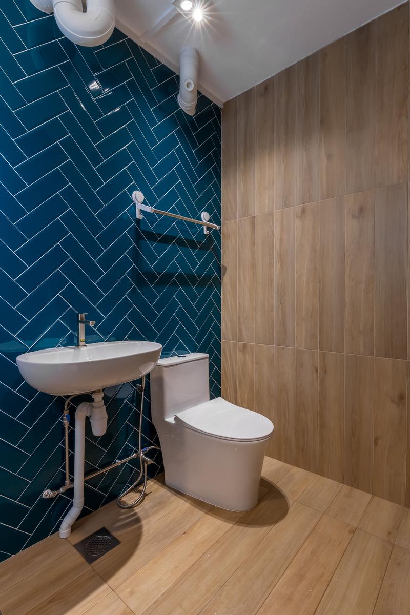 8 Nice WoodLook HDB Bathrooms That’ll Make You Want One Too Qanvast