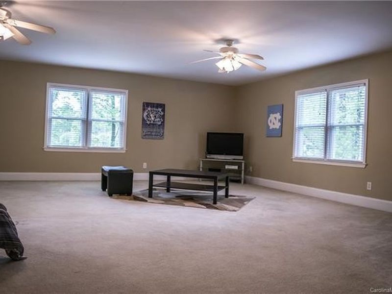 8125 Westbourne Dr, Charlotte, NC 28216 ListReports