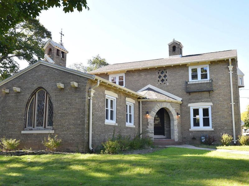 8400 Ravenswood Cir, Wauwatosa WI 53226 ListReports