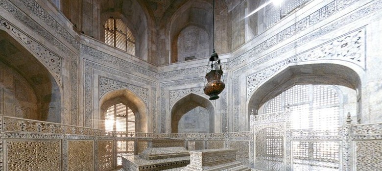 Why Lord Curzon's name is inscribed on a lamp that hangs inside the Taj Mahal