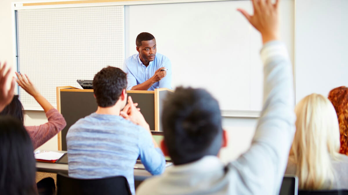 4 Etika dalam Menginterupsi Ucapan Orang Lain