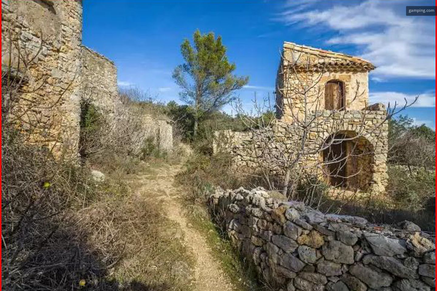 Camping chez l’habitant à SaintGuilhemLeDésert, Occitanie · HomeCamper