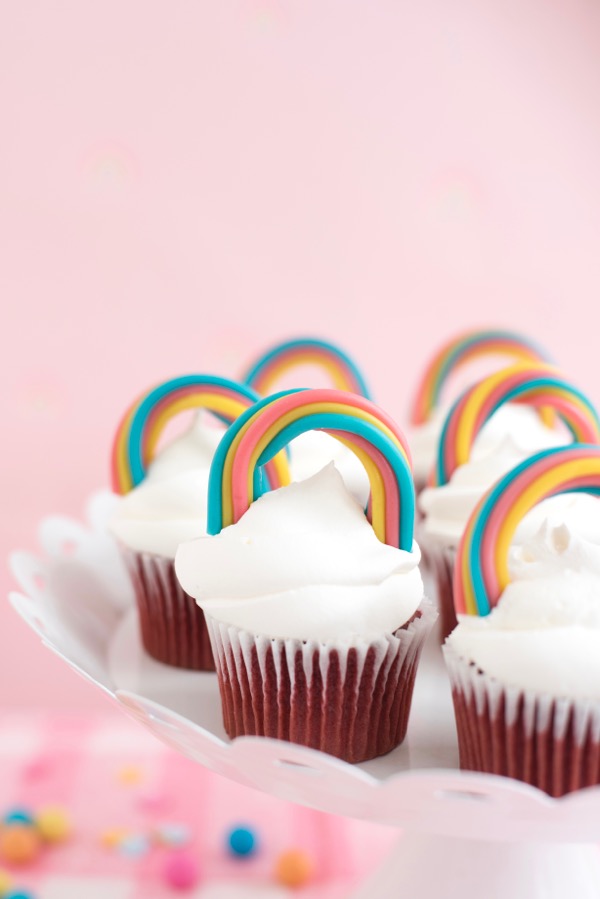 Twizzler Rainbow Cupcake Toppers DIY Oh Happy Day! Rainbow cupcakes