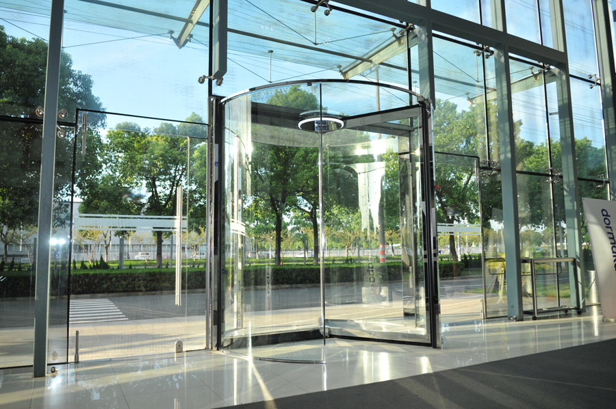 DORMAKABA SETS THE STANDARD WITH PREMIUM ALL GLASS REVOLVING DOOR