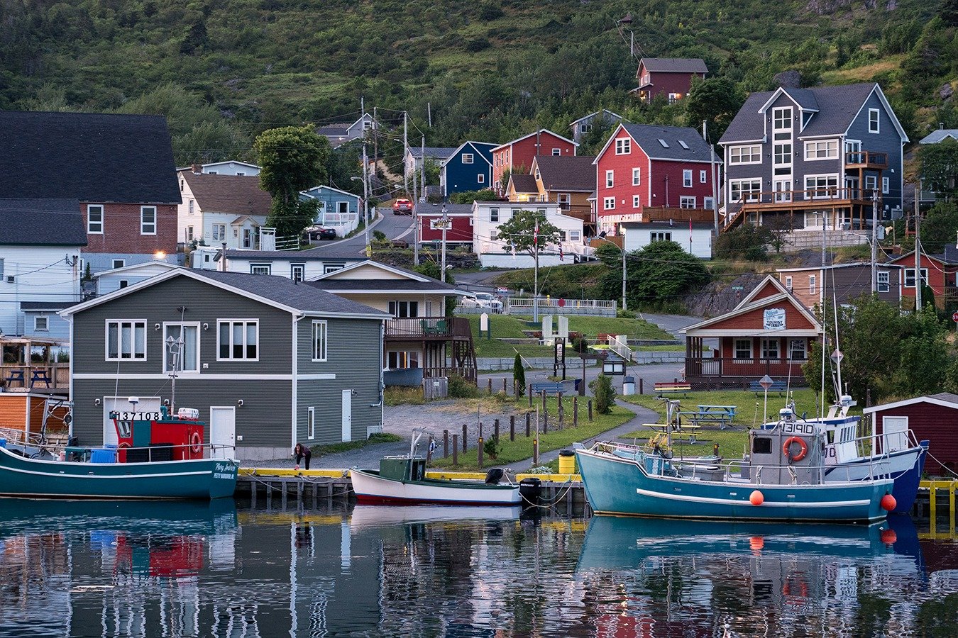 Solvepettyharbournewfoundland jigsaw puzzle online with 77 pieces