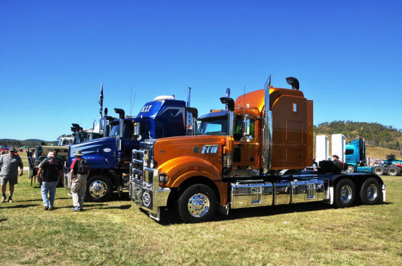 Solve Big Rigs jigsaw puzzle online with 12 pieces