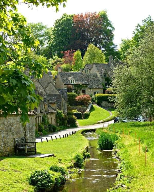 Solve The Cotswold, England jigsaw puzzle online with 130 pieces