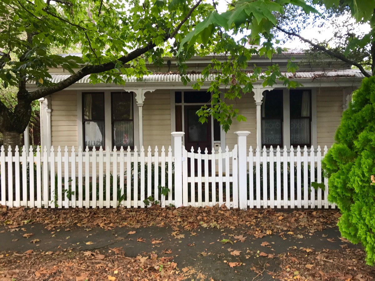 Solve Perfect Picket Fence (med) jigsaw puzzle online with 63 pieces