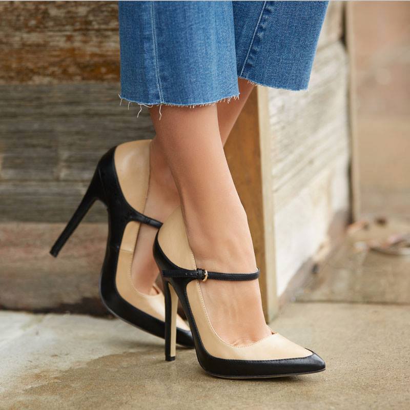 Solve High Heels_775 jigsaw puzzle online with 64 pieces