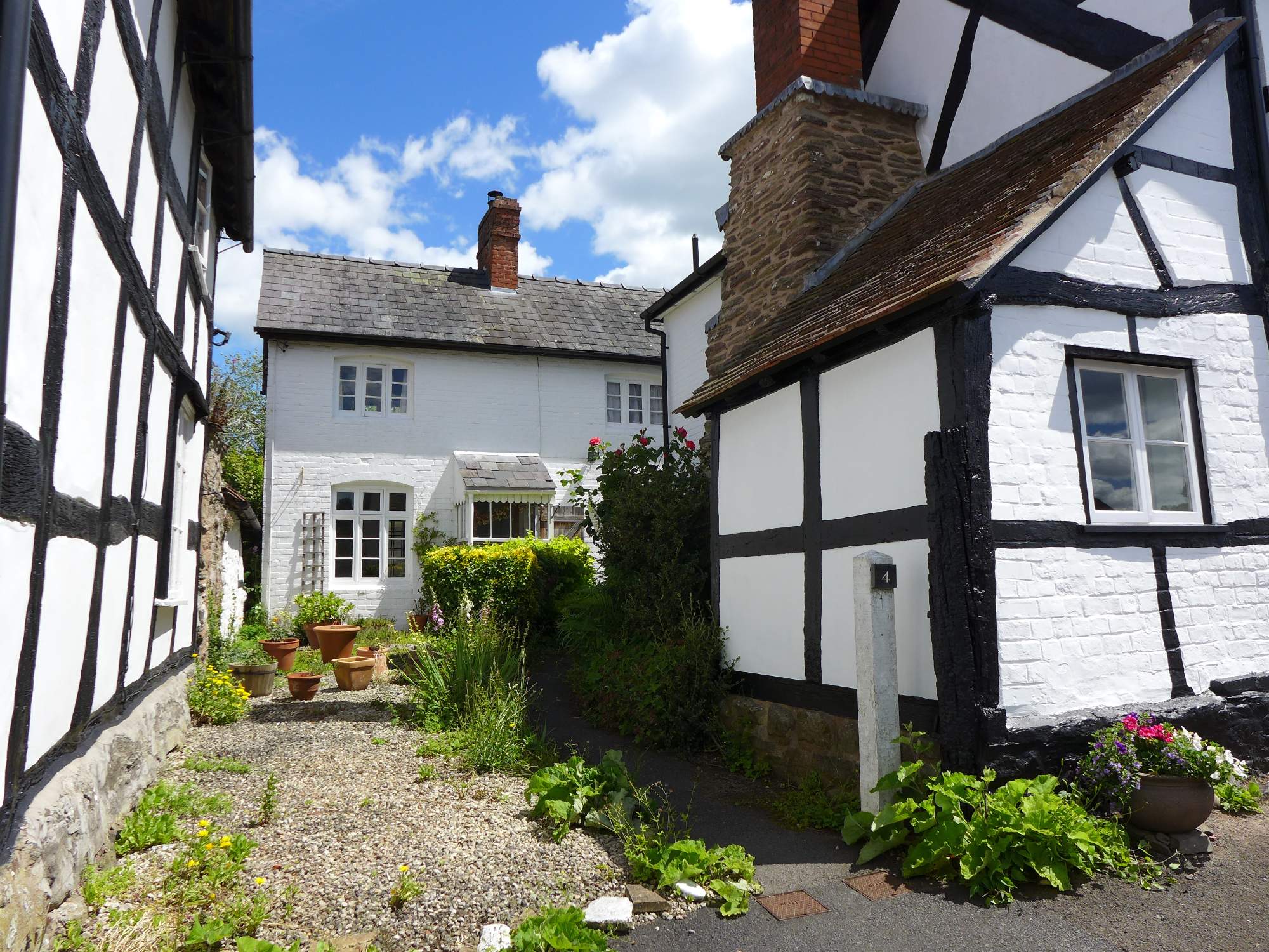 Solve Weobley, Herefordshire, homes jigsaw puzzle online with 221 pieces