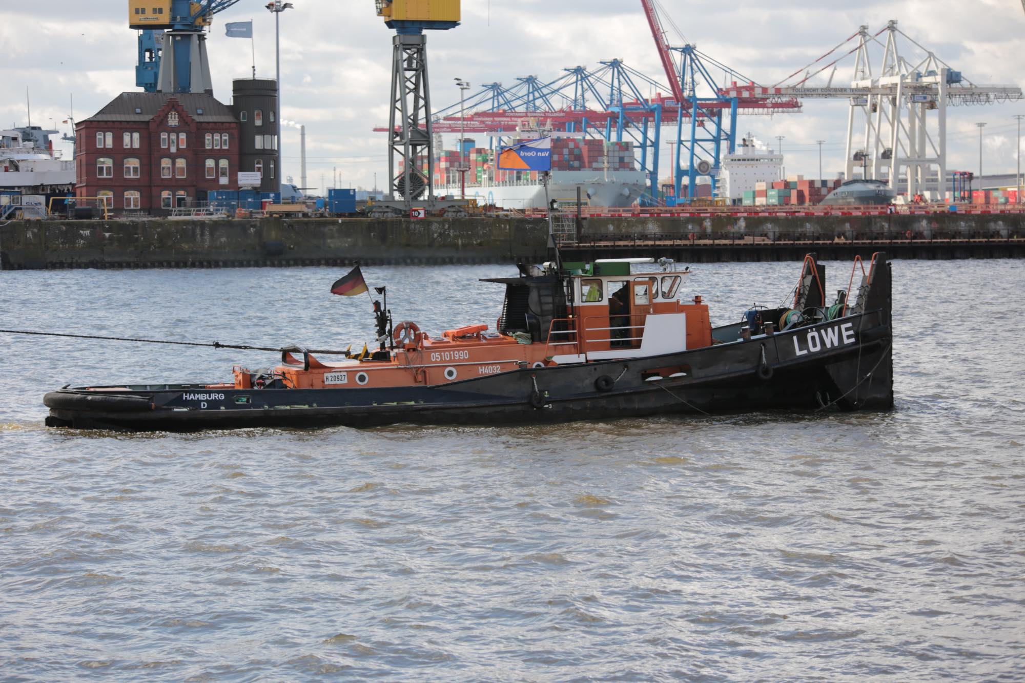 Solve Tug "Lowe" in Hamburg!! jigsaw puzzle online with 345 pieces