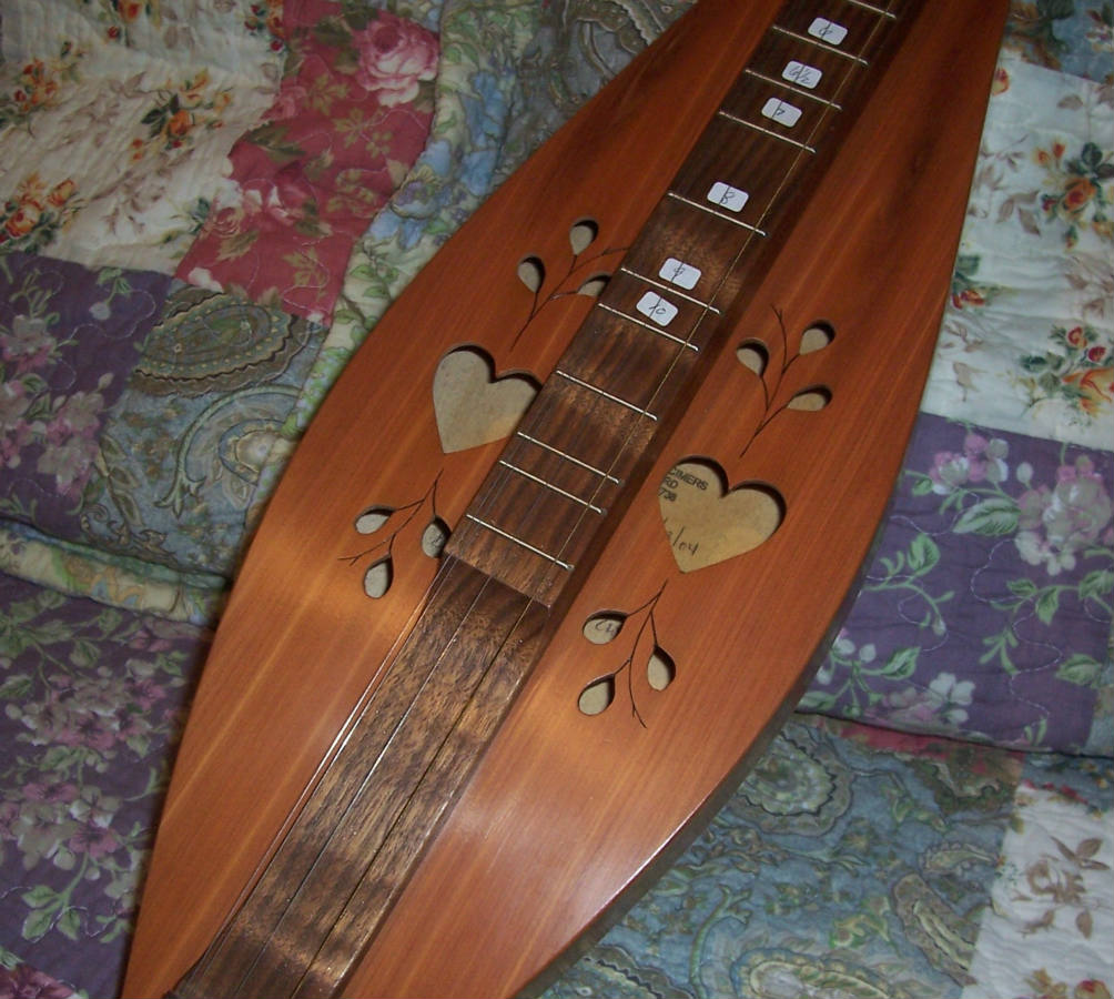 Solve My dulcimer jigsaw puzzle online with 56 pieces