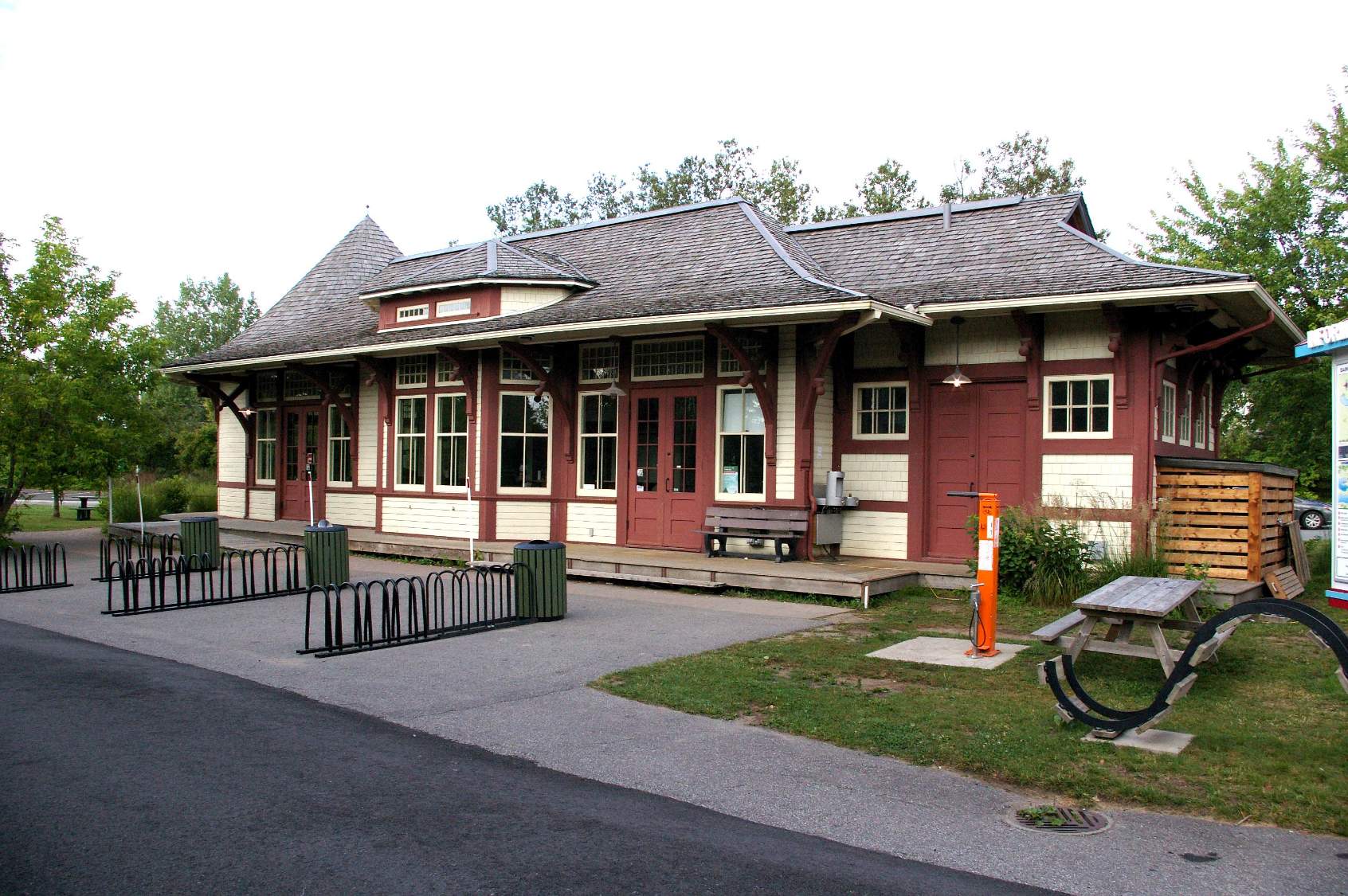 Solve SteAgathe QC Station jigsaw puzzle online with 126 pieces