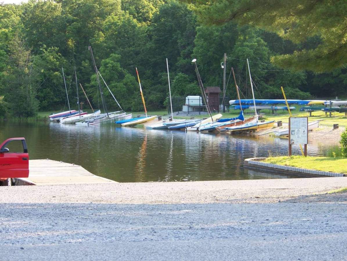 Solve Boat rental at Pinchot Park jigsaw puzzle online with 130 pieces