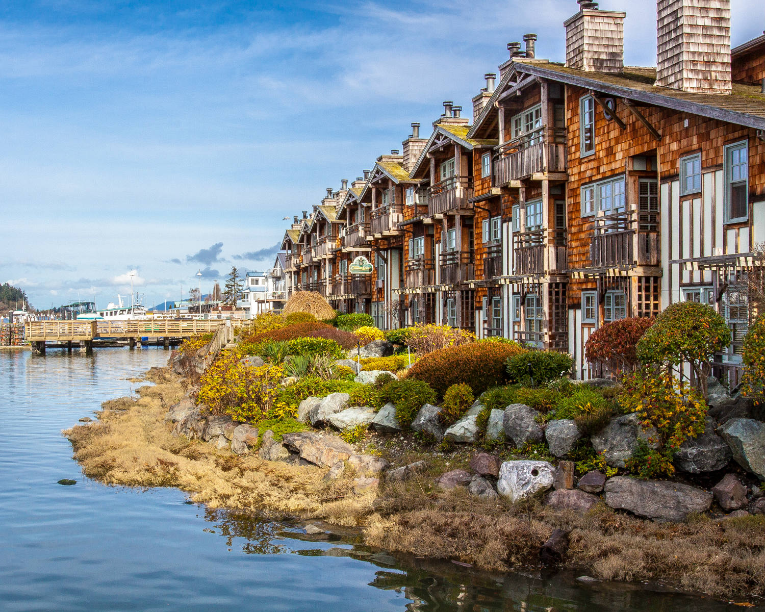 Solve La Conner Waterfront jigsaw puzzle online with 500 pieces