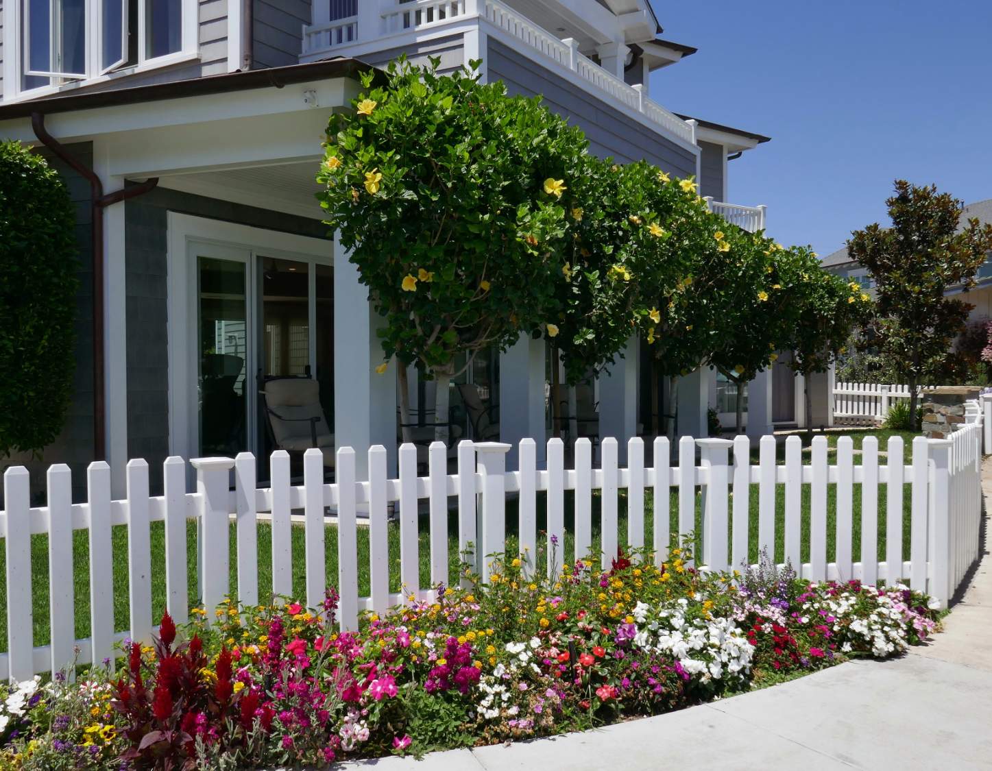 Solve Picket Fence jigsaw puzzle online with 99 pieces