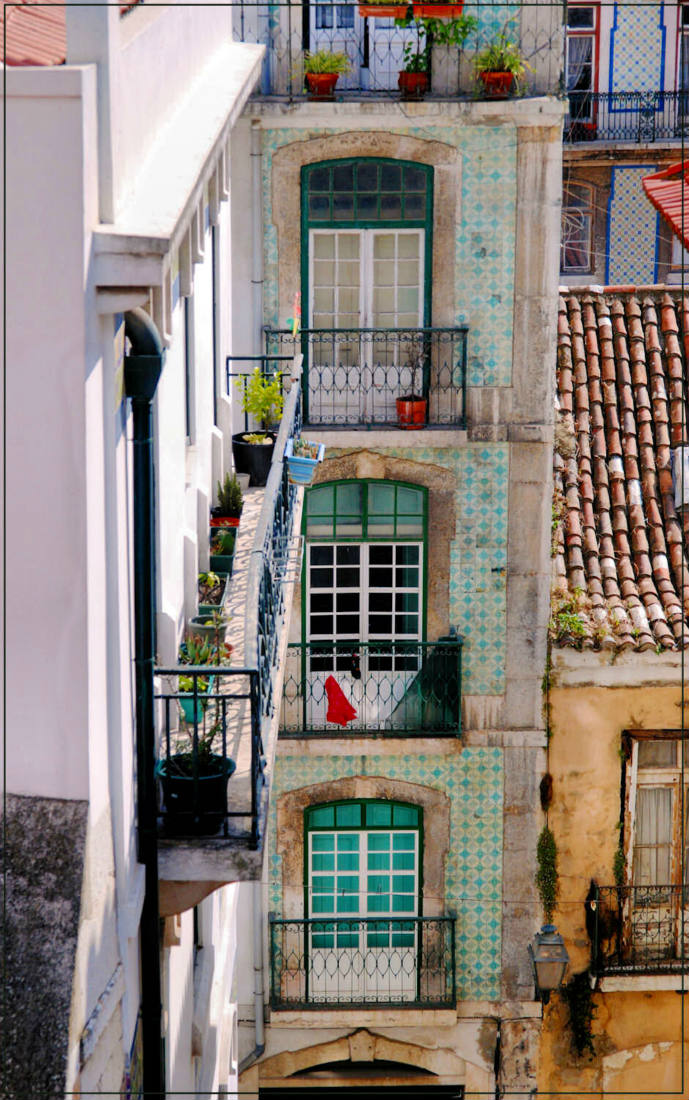 Solve Homes In Lisbon Portugal jigsaw puzzle online with 77 pieces