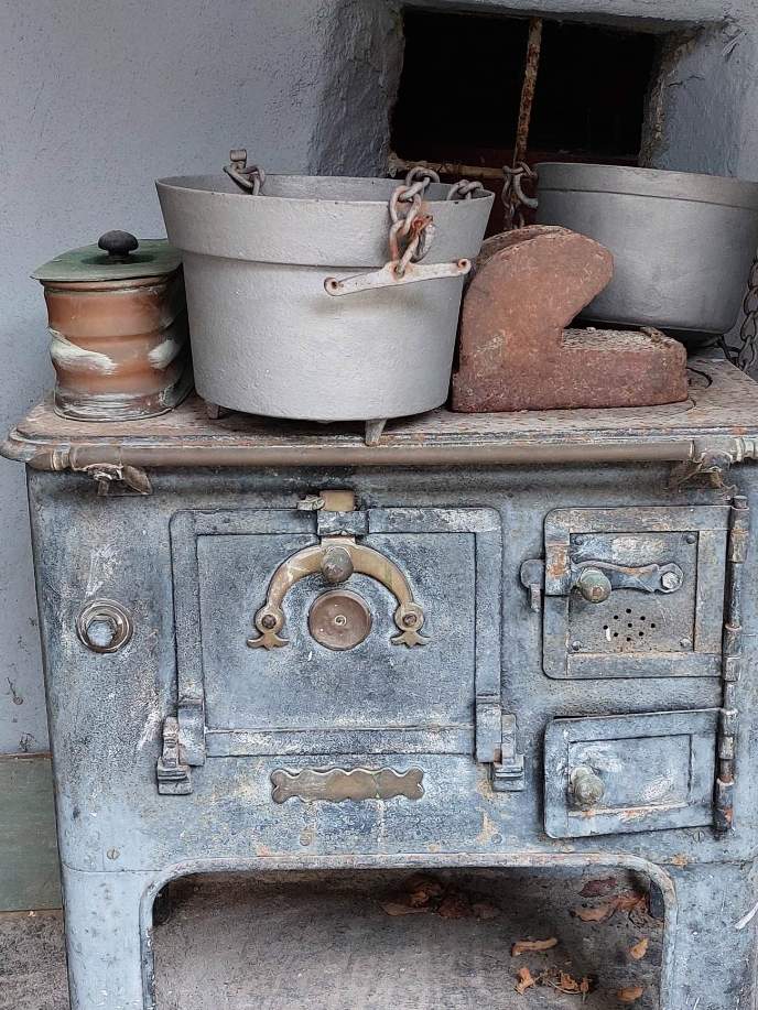 Solve Stove jigsaw puzzle online with 12 pieces