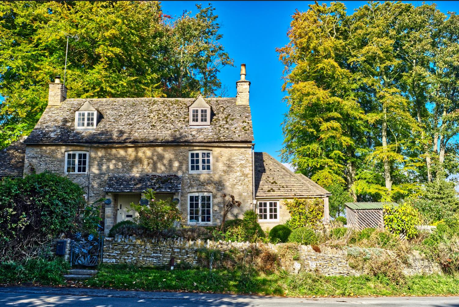 Solve Cotswold Cottage. UK. jigsaw puzzle online with 96 pieces