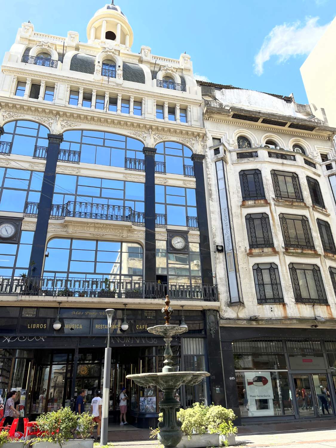 Solve Montevideo houses jigsaw puzzle online with 154 pieces