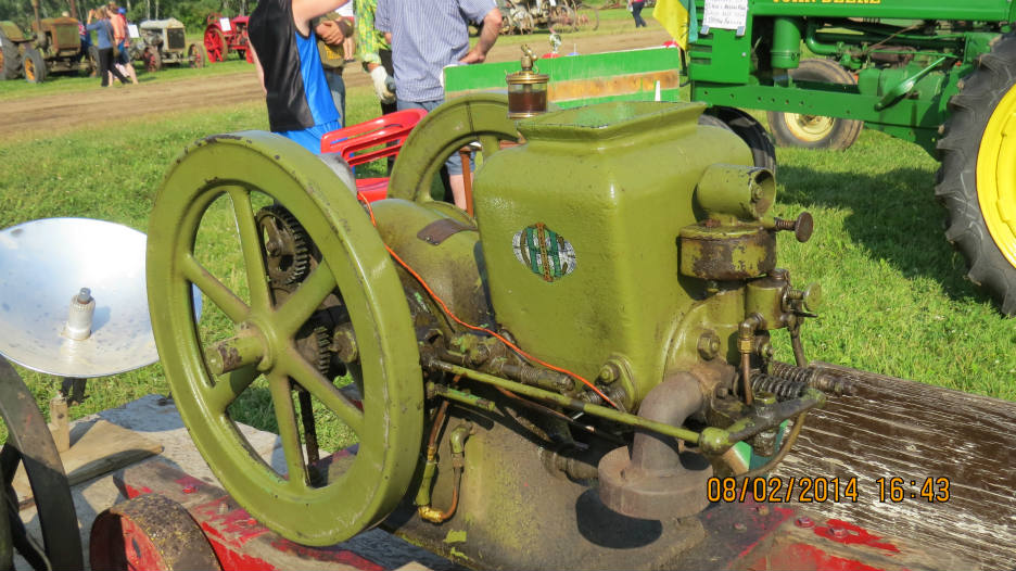 Solve 1916 water cooled Stationary Engine jigsaw puzzle online with 15