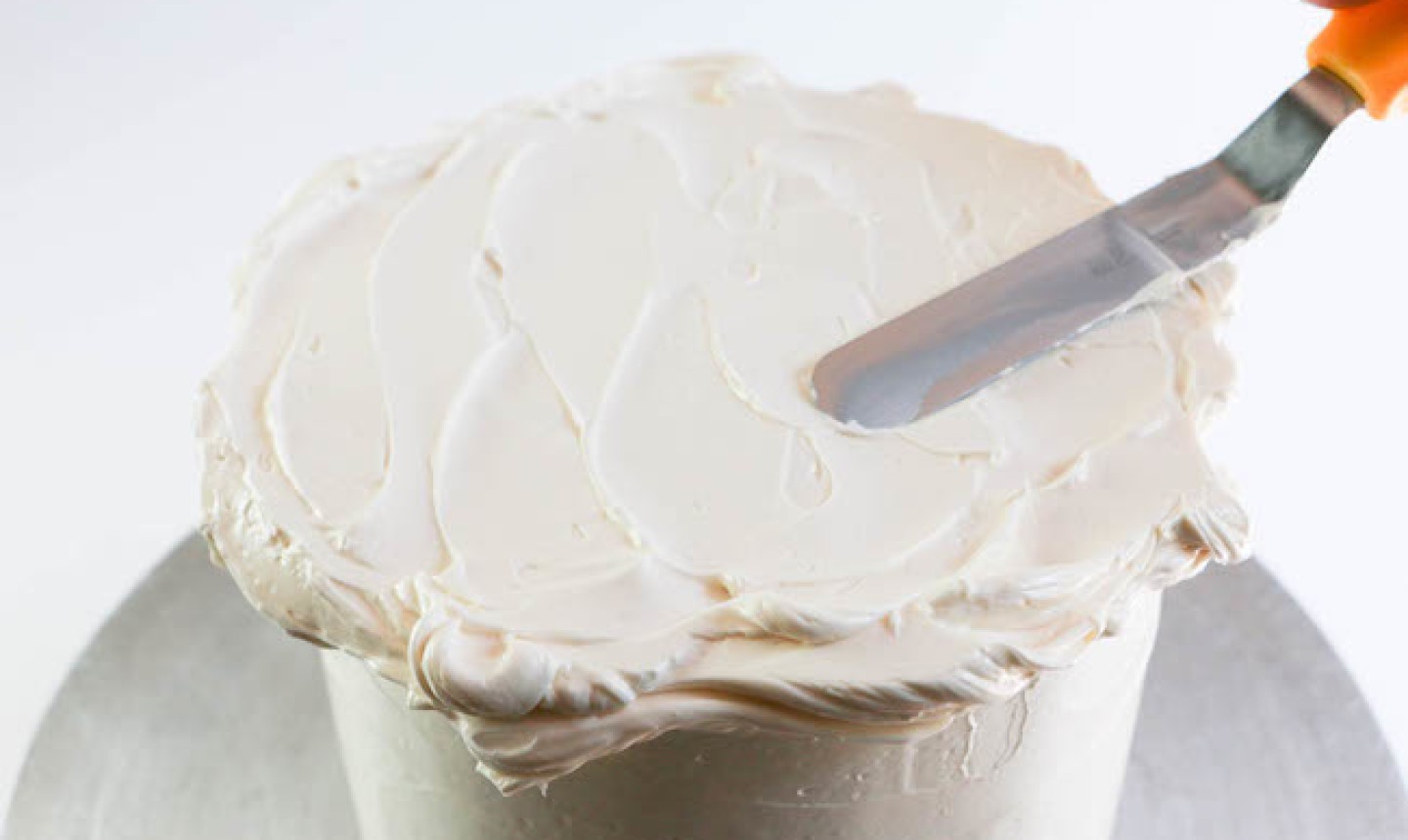 How to Crumb Coat a Cake Buttercream Techniques Craftsy