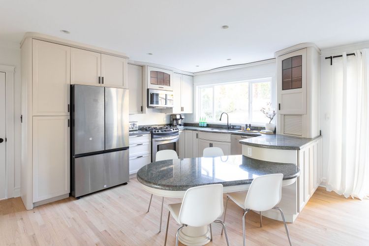 Exceptional Furnished House Entire Floor, West Vancouver Rent It