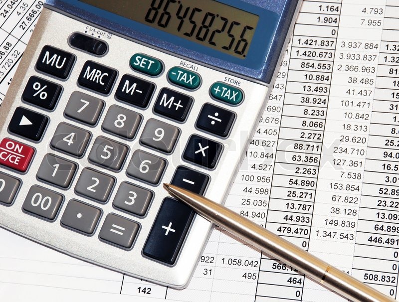 Silber Taschenrechner mit Stift und Berechnungen Zahlen auf Papier