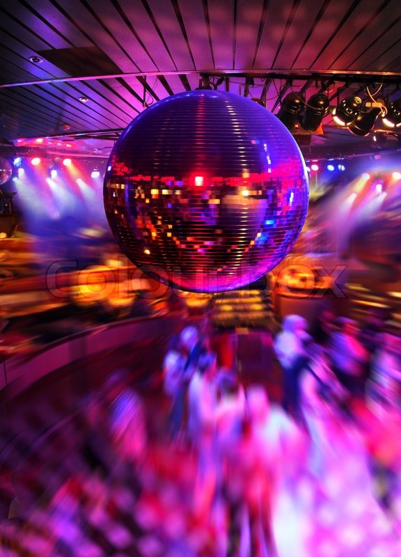 Menschen tanzen unter bunten Lichtern der Discokugel Stockfoto Colourbox