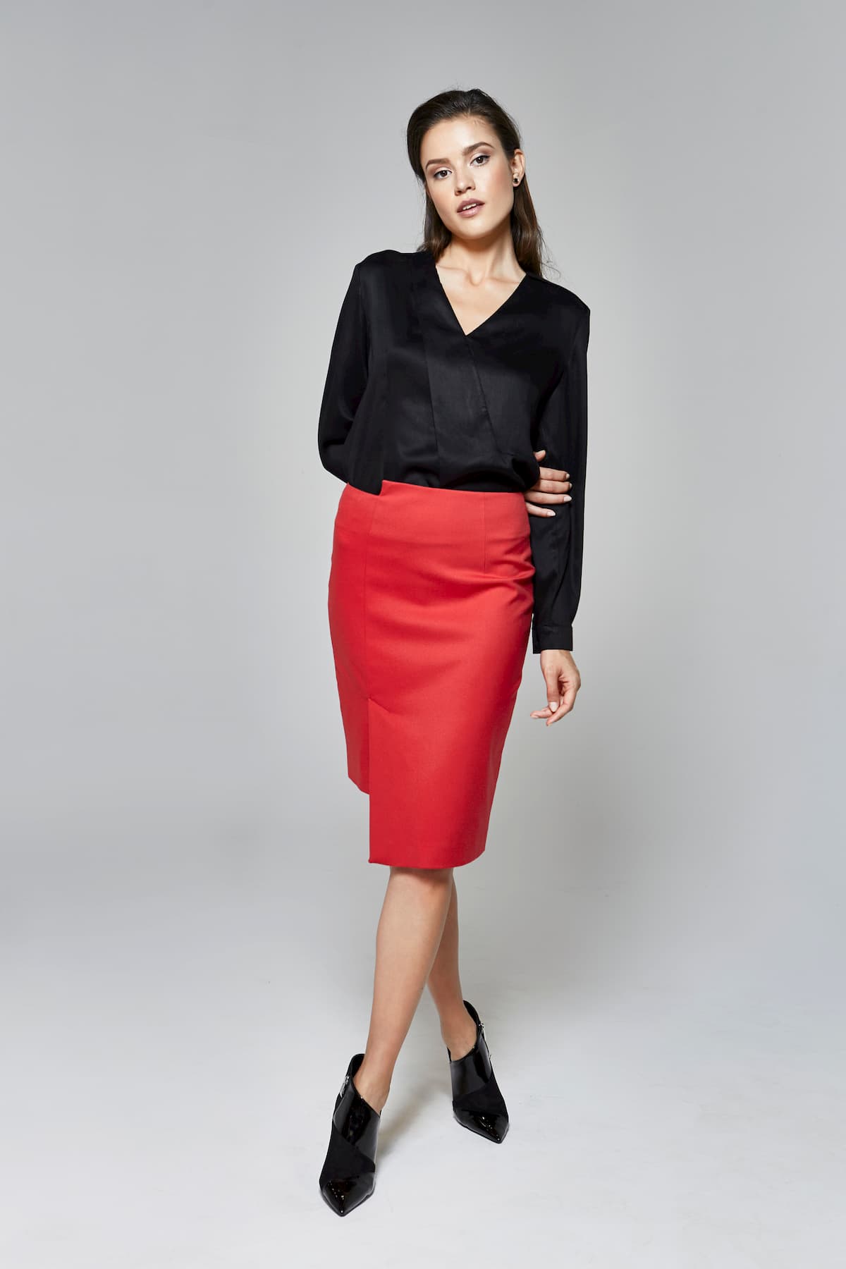 Pencil skirt with asymmetric panel in red D2line