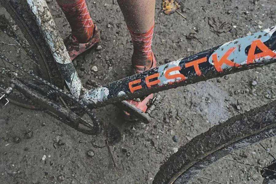 Gravel Bike vs. Road Bike — What’s the Difference? We Love Cycling