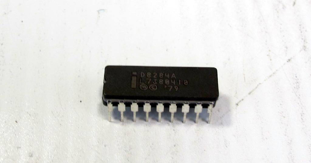 Intel Corp D8284A CPU System Clock Generator. - Integrated Circuits and