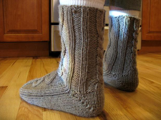 Handsome Men's Slipper Socks Knitting Patterns and Crochet Patterns from