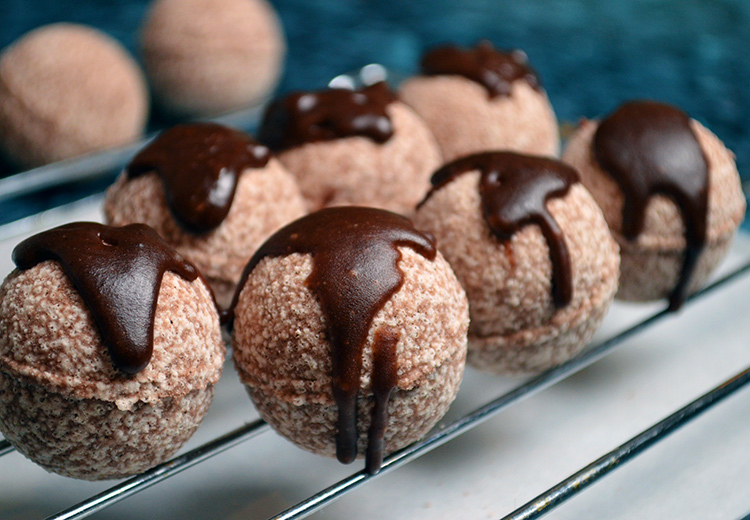How to Make DIY Holiday Bath Bombs