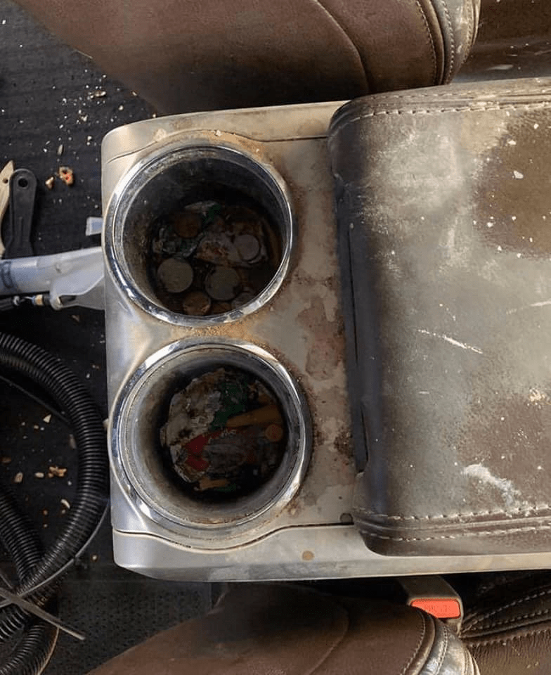 Mo's Carpet Shampooing Services & Auto Detailing Offers Car Cleaning in