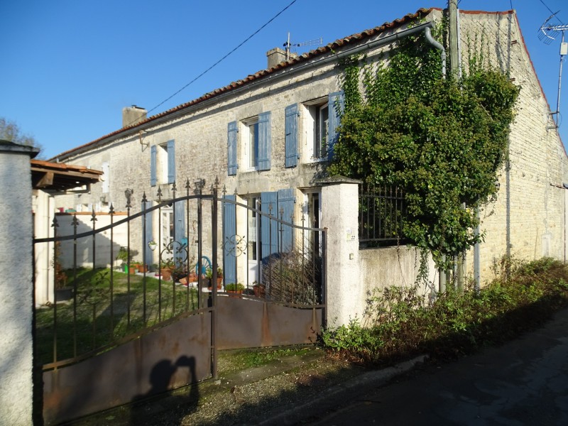 Maison à vendre en Poitou Charentes Charente Maritime SURGERES Jolie