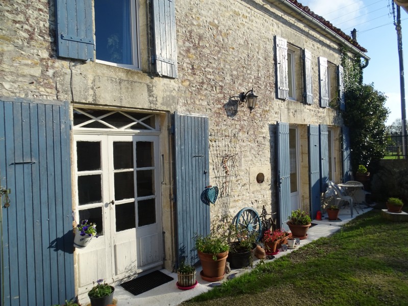 Maison à vendre en Poitou Charentes Charente Maritime SURGERES Jolie