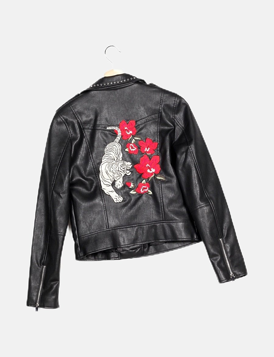 Stradivarius Biker negra polipiel tachas (descuento 73 