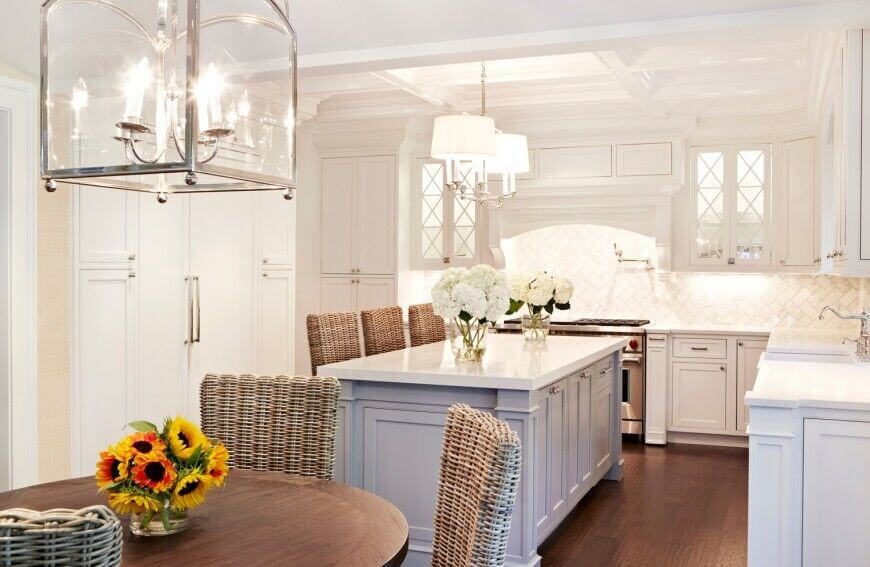 35 Captivating Kitchens with Dining Tables (PICTURES)