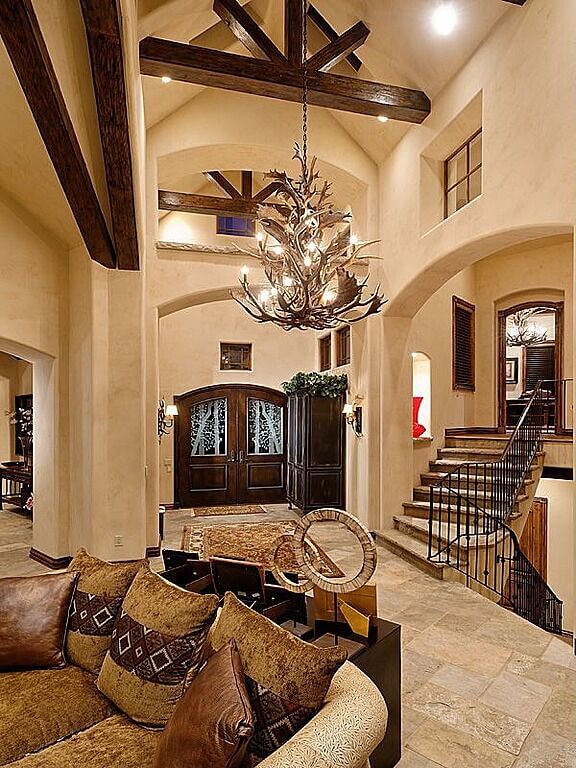 23 Elegant Foyers with Spectacular Chandeliers (IMAGES)