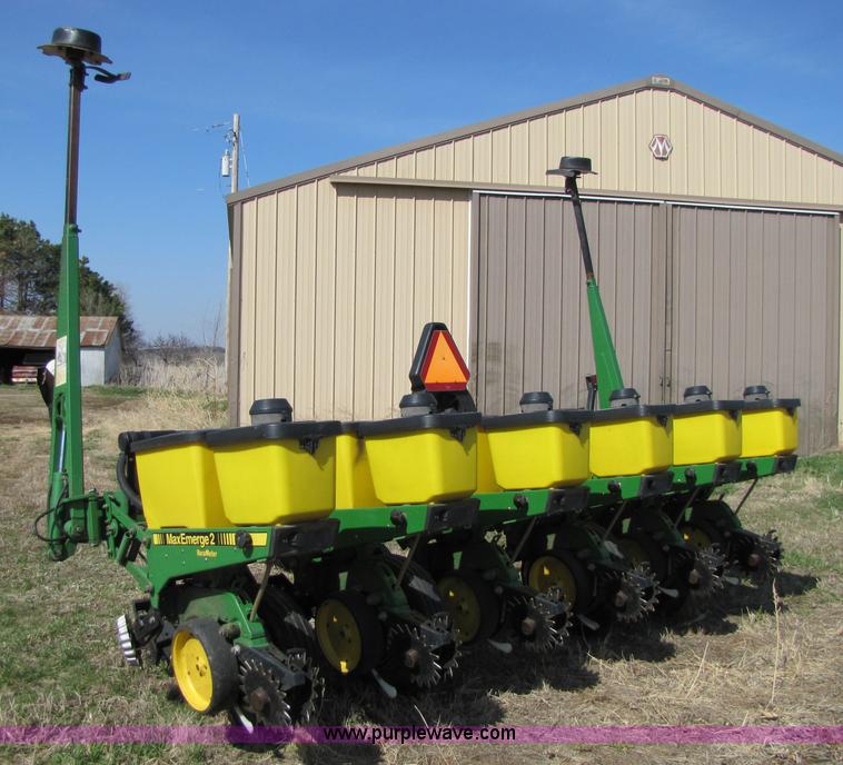 John Deere 7200 six row planter in Manhattan, KS Item 8745 sold